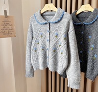 2026 Damen Strickjacke mit Blumenstickerei, Peter-Pan-Kragen, Rautenmuster, Knopfleiste, Langarm, Locker Geschnitten, Weiche Oberbekleidung