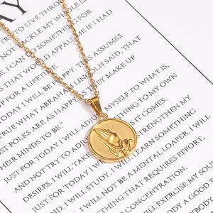 Collar con colgante <span class=keywords><strong>de</strong></span> manos rezando <span class=keywords><strong>de</strong></span> acero inoxidable, cadena <span class=keywords><strong>de</strong></span> dijes, monedas redondas, chapado en oro <span class=keywords><strong>de</strong></span> 18 quilates, joyería religiosa - Product Image 3