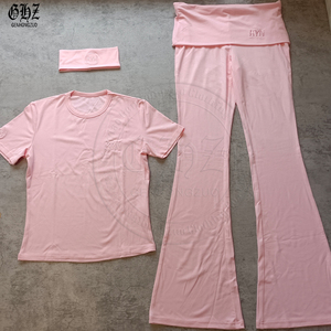 ชุดเซ็ตสามชิ้นสำหรับผู้หญิงสไตล์ Y2K เสื้อยืดแขนสั้นคอวีผ้าคอตตอนเจอร์ซีย์พร้อมกางเกงขายาวและที่คาดผมแบบแร็กแลน สามารถสกรีนโลโก้ได้ - Product Image 2