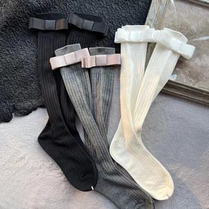 Chaussettes à poils mi-mollet de style japonais pour femmes, rayures verticales grises, chaussettes à mollet fines avec nœud polyvalent avec logo ODM sur la <span class=keywords><strong>manchette</strong></span> - Product Image 1