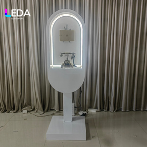 Cabina Telefónica Moderna Blanca de Metal LEDA, Soporte para Libro de Visitas de Audio y Video para Dejar Mensajes, Decoración para Eventos y Recepciones de Bodas - Product Image 1