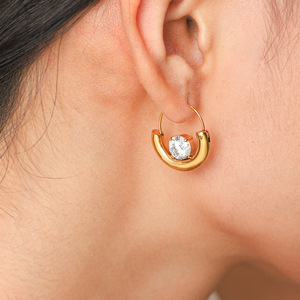 Pendientes de aro en forma de U con circonita redonda brillante, impermeables, de acero inoxidable de alto brillo, chapados en oro, adornos para las orejas para fiesta, para mujer - Product Image 1
