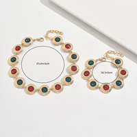 Ensemble collier et bracelet plaqué or de style bohème avec incrustation de cristaux rouges et verts pour femmes, idéal comme cadeau de fête