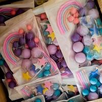 26-teiliges Set Künstliche Bälle Kuchendekoration Weiche Gummi-Regenbogen-Schaumstoffbälle für Weihnachten Hochzeit Geburtstag Party Tortendekoration Zubehör