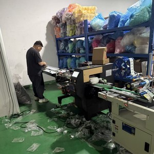 Machine d'emballage de coussins entièrement automatique Ida, scellage thermique de film mince de 350 mm pour la livraison express de marchandises et de produits de première nécessité - Product Image 2