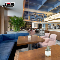 Ensemble complet de solutions clés en main pour projets hôteliers de luxe J2S : sièges en cuir commerciaux, tables et chaises en bois pour restaurants.