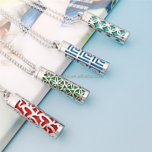 Diffuseur d'huiles essentielles en acier inoxydable, pendentif |   Capsule d'aromathérapie rechargeable avec design découpé au laser en plusieurs couleurs - Product Image 5