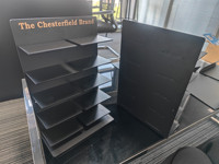 Trustloops Custom Heavy Duty Metal Black Modern Wallet Display Stand Desain Multi-Tier yang Dapat Disesuaikan untuk Penggunaan Promosi Ritel