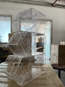 Exhibidor de Ropa de Plástico Transparente Rectangular de 1 Estante, Ecológico, con Laminado Brillante, Fácil de Montar, de Gran Capacidad - Product Image 1