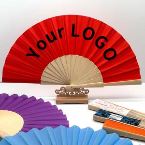 Abanico de Mano de Bambú con Impresión Personalizada, Abanico Plegable de Madera Rojo para Decoración, Precio de Fábrica, para Bodas - Product Image 1
