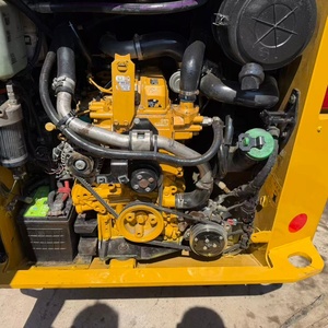 Chargeuse sur pneus Caterpillar 246D Jaune Capacité 4 tonnes Moteur diesel d'occasion Modèle 2022 Moteur et pompe - Product Image 5