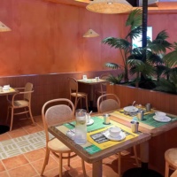 Ensemble table et chaises de restaurant commercial moderne en bois massif écologique, structure métallique, sièges en mousse haute densité, garantie 3 ans