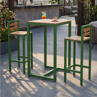 Table haute d'extérieur en composite bois et métal avec chaises – Mobilier commercial moderne pour café, restaurant, bar et terrasse