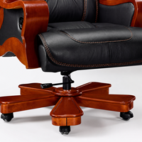Chaise de direction noire A8042 à dossier haut avec surpiqûres contrastées, accoudoirs en bois et base décorative à roulettes en bois