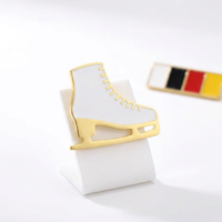 Broche en émail blanc sur le thème du sport, en acier inoxydable, personnalisée, motif patins à glace, de Yiwu Aceon