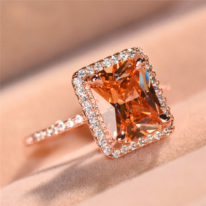 Anello Geometrico Quadrato per Donne, Gioiello Elegante e di Lusso per le Dita - Product Image 1