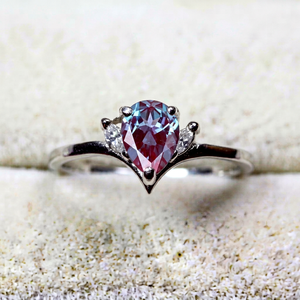 Anillo de Boda Vintage Alexandrita con Circonitas Cúbicas Laterales, Piedra Púrpura, Bañado en Plata, Regalo de Compromiso, Aniversario o Fiesta para Mujer - Product Image 1
