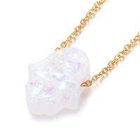 Collier ras du cou unisexe tendance en acier inoxydable plaqué or 18 carats avec pendentif en forme de main de Hamsa en résine multicolore