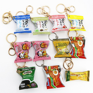 Porte-clés en plastique imperméable avec impression UV, simulation de nouilles instantanées de dessin animé, mini-collations, pendentif promotionnel, Noël, Nouvel An - Product Image 1