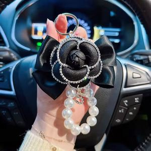 Breloque de sac en PU style coréen avec fleur de camélia et perles, accessoires porte-clés de voiture, pendentif de téléphone pour femme, décoration, cadeau de vacances - Product Image 3