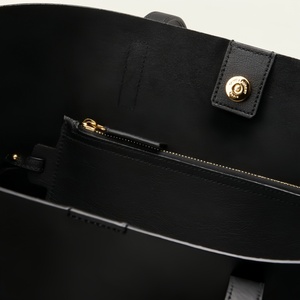 Sac fourre-tout de luxe personnalisé en cuir véritable pour femmes avec broderie, fermeture à bouton durable, imperméable, grande capacité, deux poignées - Product Image 4