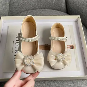 Chaussures de princesses noires antidérapantes en caoutchouc pour printemps et automne, chaussures avec nœud perlé pour enfants, chaussures de robe de mariée pour filles