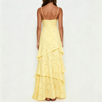 Robe longue jaune jacquard à bretelles spaghetti, col en V, ourlet à volants, pour femme, idéale pour soirée, mariage ou événement.