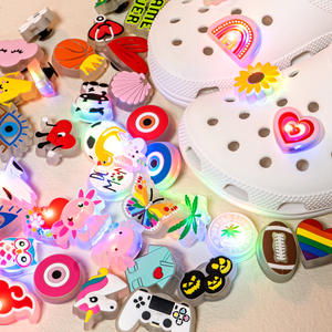 Yeni yaratıcı 3D tasarımlar LED ayakkabı Charms PVC özelleştirilmiş şekil bahçe PVC ayakkabı süslemeleri - Product Image 3