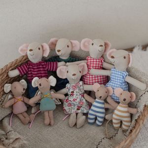 Scatola di fiammiferi in stile fiaba nordica danese, con bambola topo in tessuto di cotone e lino, statuetta in miniatura - Product Image 1