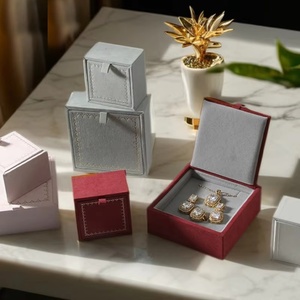 Boîte à bijoux carrée de luxe léger avec cadre doré, boîte de rangement universelle en flanelle pour bagues et colliers, boîte à bijoux fins - Product Image 2