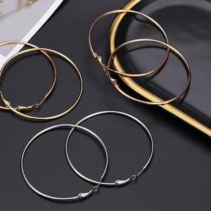 ต่างหูแบบห่วง Huggie Hoop  ทอง 18K PVD สแตนเลสสตีล ขนาด 6 มม.-18 มม. |   ดีไซน์คลาสสิกน้ำหนักเบา ป้องกันการแพ้ สำหรับผู้หญิง - Product Image 6