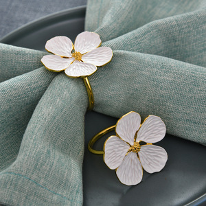 Portatovaglioli in Metallo di Alta Qualità Stile Smaltato <span class=keywords><strong>Fiore</strong></span> Bianco e Oro per Decorazione Tavola da Matrimonio - Product Image 1