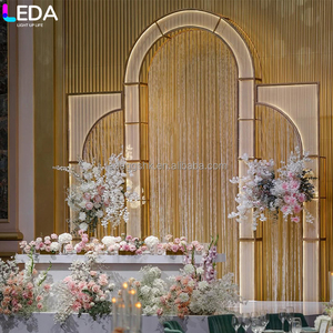 LEDA Wedding Decor fournit un ensemble de fond de scène en trois parties en métal doré LED, style moderne, vente chaude, directement de l'usine. - Product Image 1