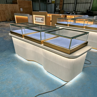 Vitrine à bijoux incurvée moderne, éclairée, en verre, verrouillable, pour boutique