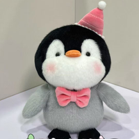 Mignon petit pingouin, présentant un look charmant dans ses vêtements somptueux