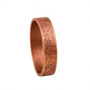 Bague en cuivre pur vintage gravée motif chevron, surface martelée, bague de doigt en cuivre massif à bord plat - Product Image 1