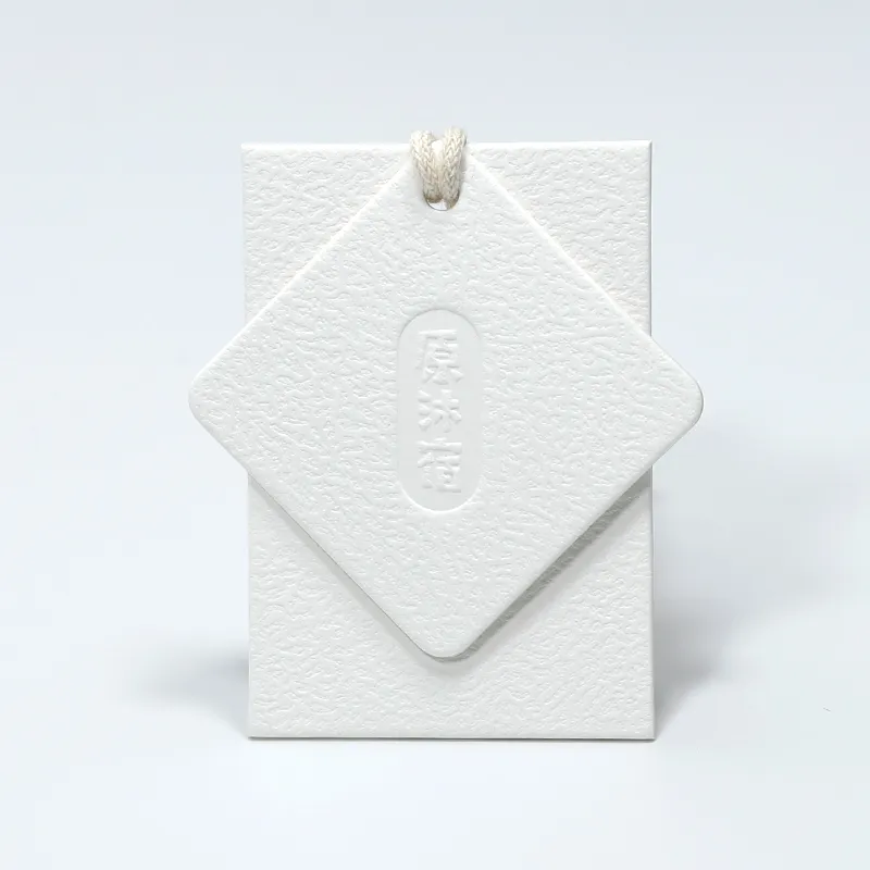 Gmi moda ücretsiz örnek geri dönüşümlü etiket kabartmalı giysi etiketi özel karton hediye dize marka adı Hangtags giyim için kendi logosu