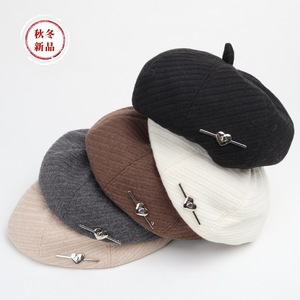 Béret en Laine pour Femme, Nouveau Style Automne Hiver, Bonnet à Huit Panneaux avec Broche Cœur, Tendance, Style Peinture - Product Image 1