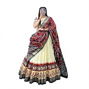 Dhwaja Export Designer <span class=keywords><strong>e</strong></span> Plato Print con stampa a lamina su Dupatta in seta Banarashi, Lehenga Choli da matrimonio dal Gujarat - Product Image 1