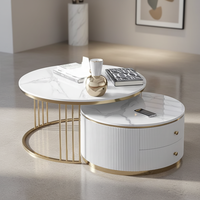 Table basse de chambre moderne de luxe léger avec plateau en dalle de pierre blanche et structure en métal doré, design nordique emboîtable, multifonctionnelle