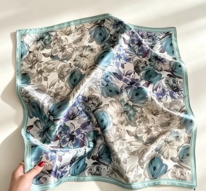 ผ้าพันคอไหมสี่เหลี่ยมลายคลื่นสีส้มดำสำหรับผมและลำคอของผู้หญิง - Product Image 3