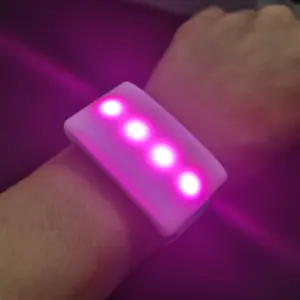 2023 nouveau produit réglable 4 leds RVB personnalisé télécommande tissu bracelet