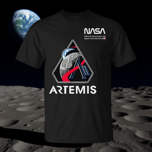 Camiseta con parche de la misión Artemis de la NASA, negra, unisex para adultos - Product Image 3