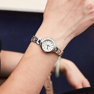 Relojes de cuarzo sencillos en plata y oro, relojes de lujo para mujer con correas de aleación. - Product Image 5