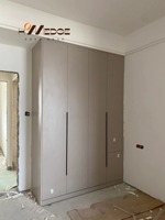 Armoire murale minimaliste moderne avec colonne d'affichage ouverte noire, panneau cannelé LED et porte crème