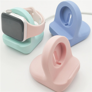 Vente en gros pour <span class=keywords><strong>Apple</strong></span> <span class=keywords><strong>Watch</strong></span> <span class=keywords><strong>Chargeur</strong></span> Stand Mignon pour Iwatch <span class=keywords><strong>Chargeur</strong></span> Stand Silicone Noir Support Smart <span class=keywords><strong>Watch</strong></span> Charging Dock - Product Image 2