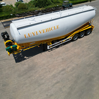 Camion-citerne à ciment en vrac à 3 essieux, 58 m³, avec compresseur d'air bicylindre 14 m³, pneus 1200R24, déchargement par le bas, pour conditions opérationnelles en Afrique