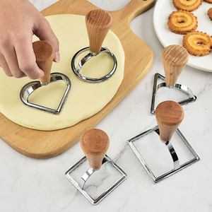Accessoires de cuisine Moule à biscuits en métal de forme multiple avec manche en bois Bord <span class=keywords><strong>cannelé</strong></span> - Product Image 3
