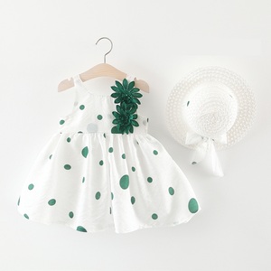 Conjunto de Ropa de Moda Coreana para Niñas, Incluye Vestidos Blancos con Decoraciones Florales y Sombrero - Product Image 1