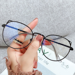 แว่นตาทรงกลม Cat Eye วัสดุอัลลอยด์และ PC สำหรับผู้หญิง น่ารัก ทันสมัย เหมาะสำหรับนักเรียน ขายส่ง แว่นกรองแสงสีฟ้า สำหรับผู้ใหญ่ ปี 2024 - Product Image 4